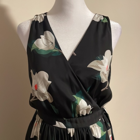 Banana Republic Dresses & Skirts - Banana Republic maxi dress size 2 Beautiful tropical print, side tie wrap dress